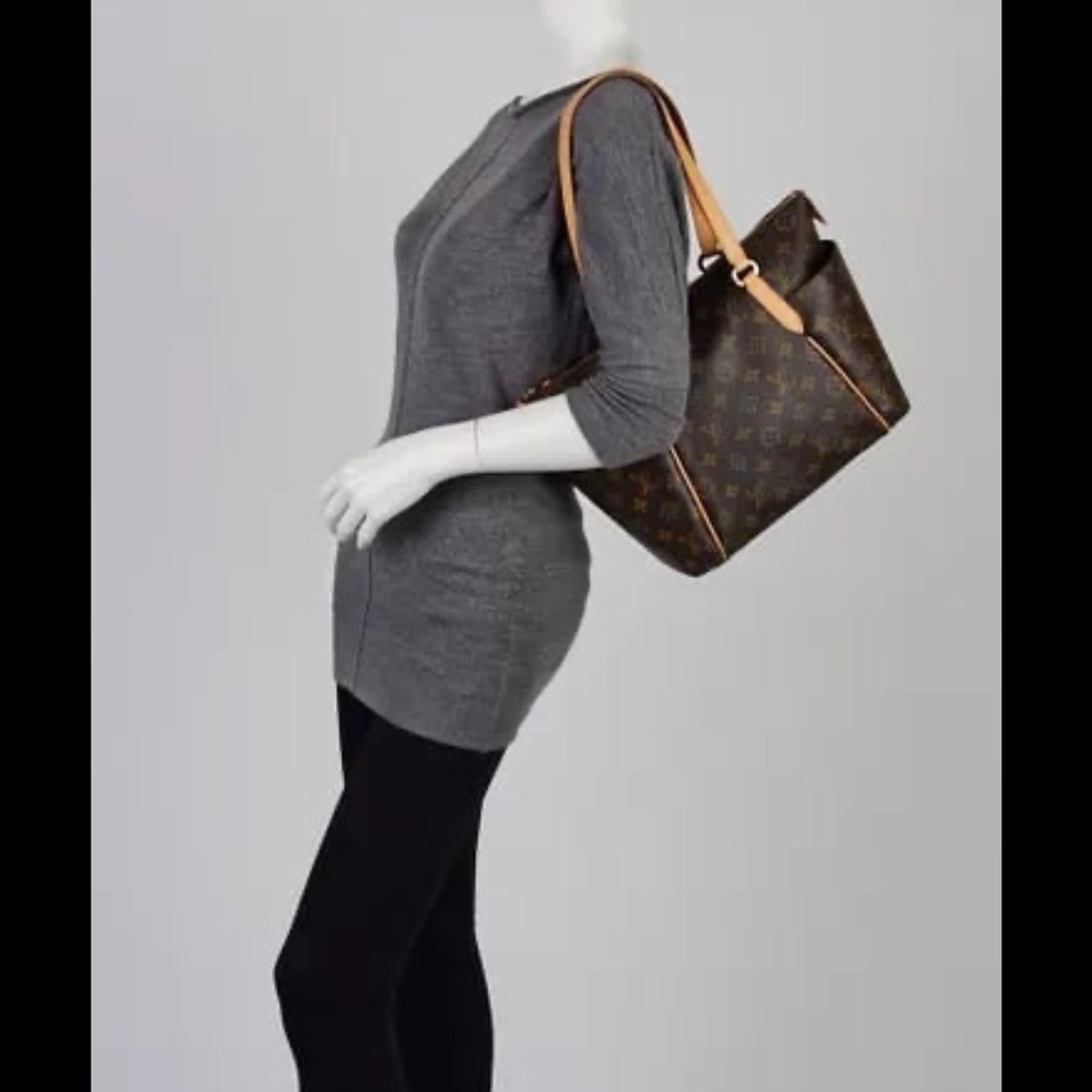 LOUIS VUITTON
Monogram Totally PM - Picture 2 of 12